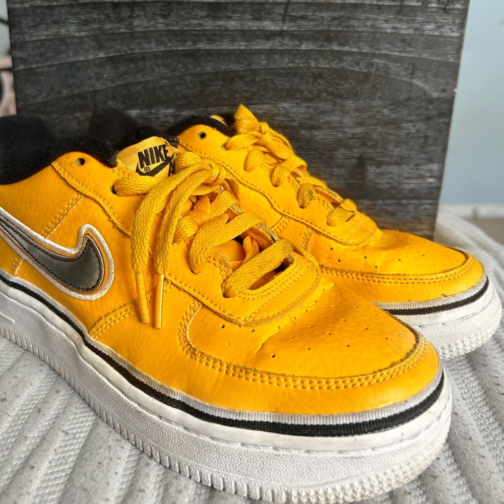 Nike Air Force 1 Low Sport in NBA University Gold 💛